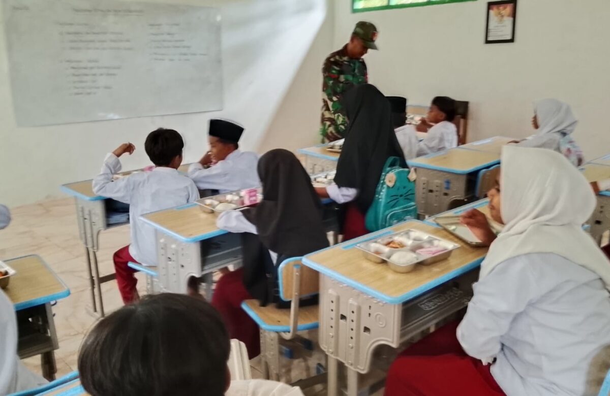 Babinsa Camplong Hadirkan Senyum Anak Negeri Pendampingan Makan Bergizi Gratis di SDN Madupat
