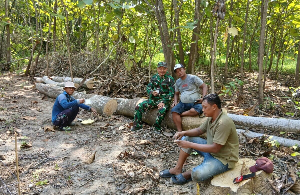 Babinsa Omben Sertu Kusnadi Pererat Hubungan dengan Petani Melalui Komsos di Desa Sogian