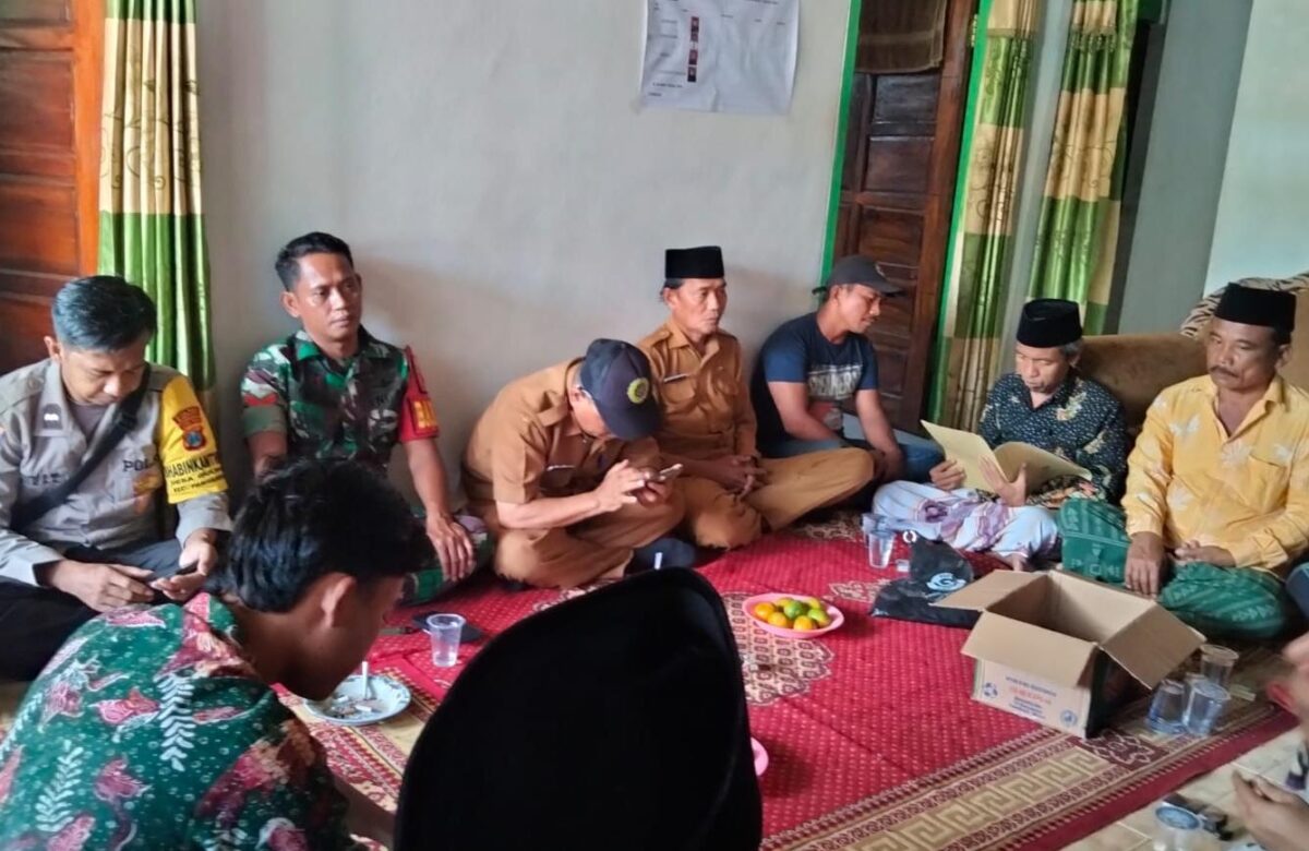 Sinergi TNI-Polri di Desa Gulbung: Babinsa dan Bhabinkamtibmas Hadiri Musyawarah Warga Perkuat Kamtibmas