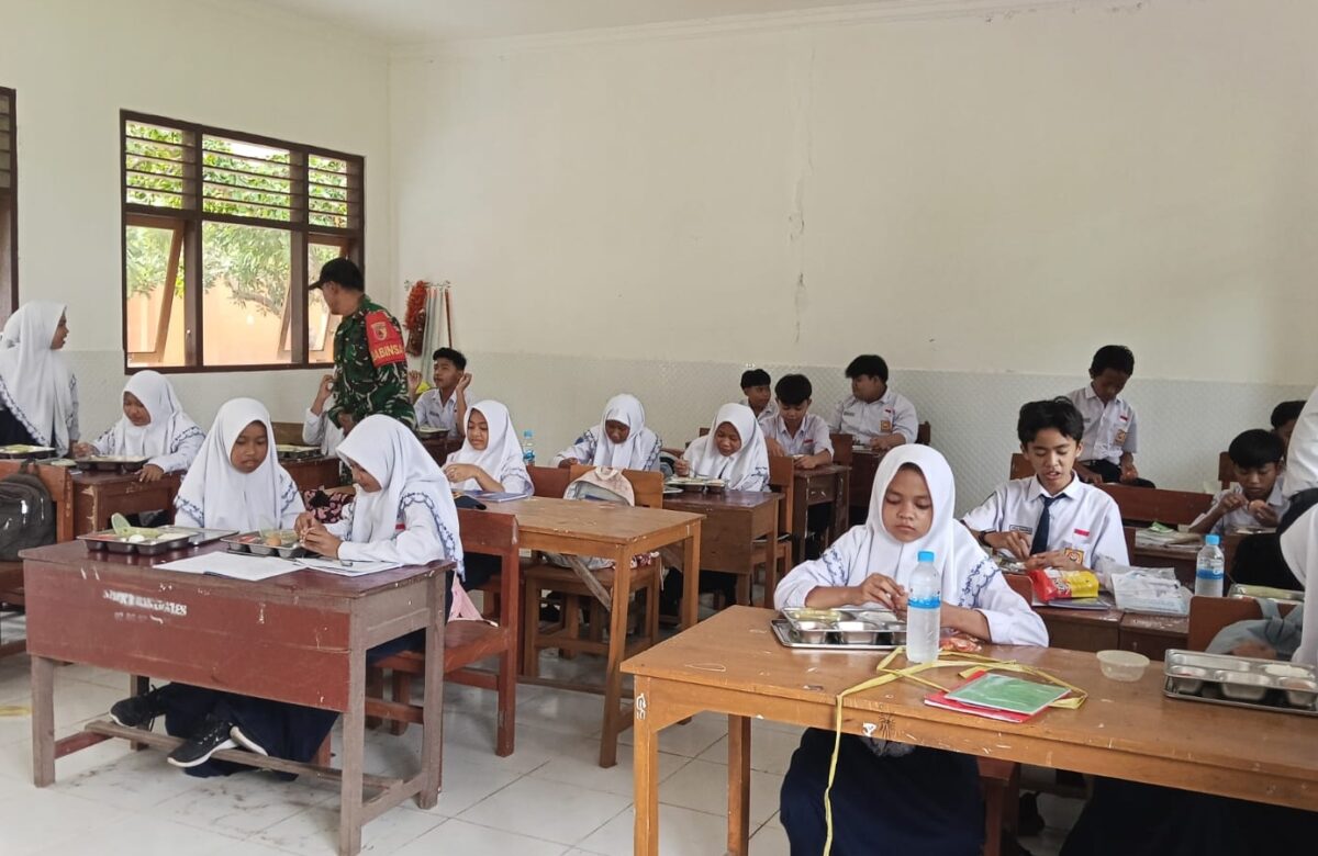 Babinsa Banyuates, Dampingi Program Makan Bergizi Gratis di SMPN 1 Banyuates