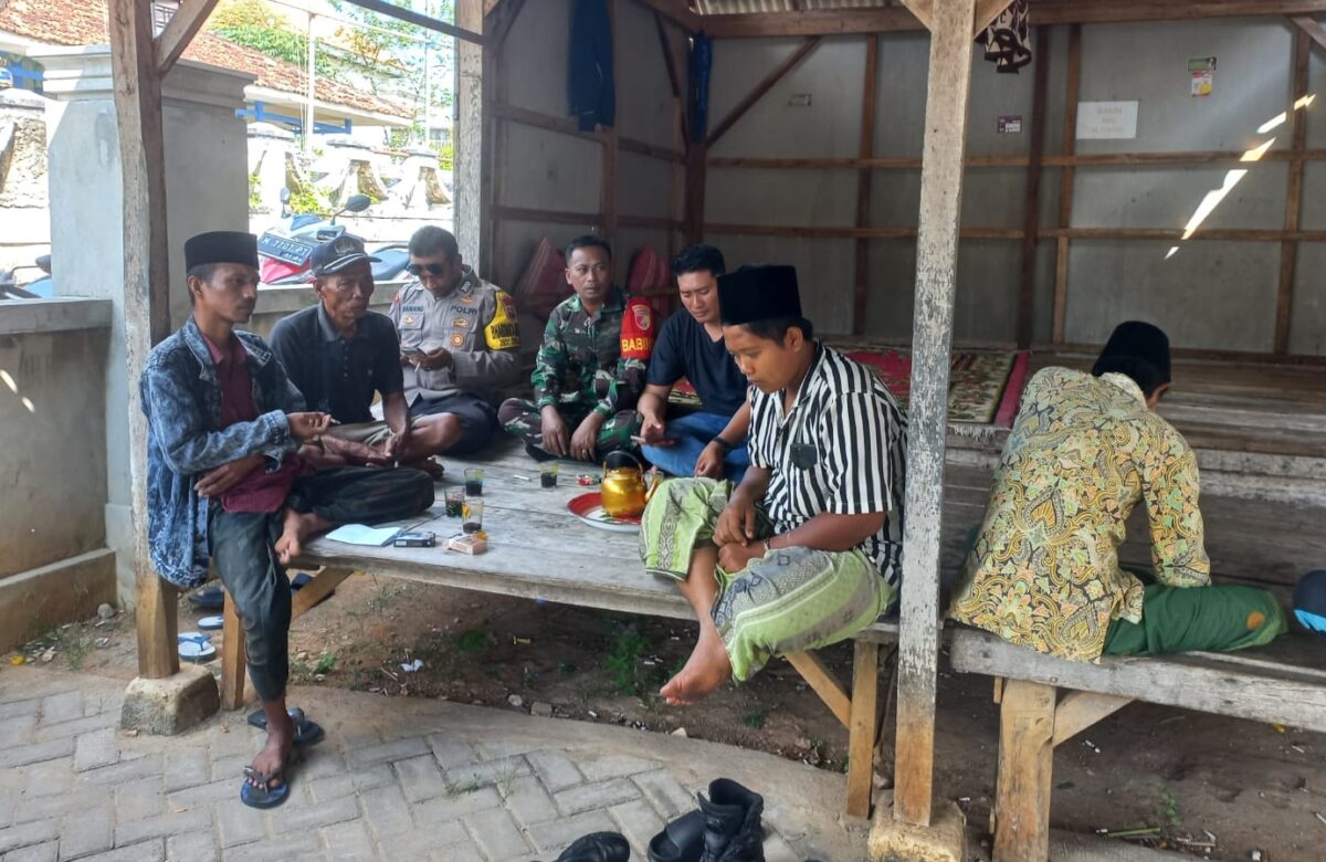 Babinsa Ketapang Perkuat Kemitraan, Sertu Mustaji Komsos Bahas Kemajuan Desa Pengereman