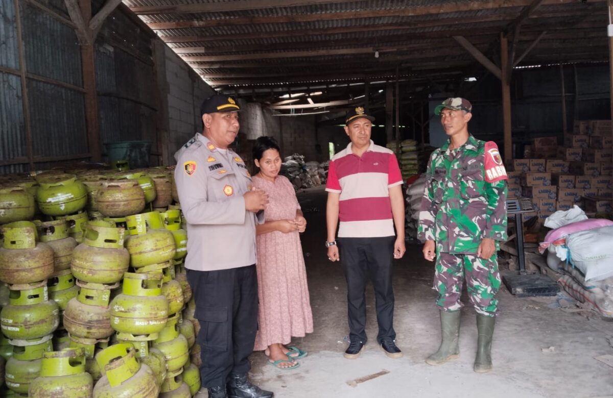 Babinsa Kedungdung Bersama Forkopimcam Pantau Harga Elpiji Bersubsidi di Pasar Muktesareh