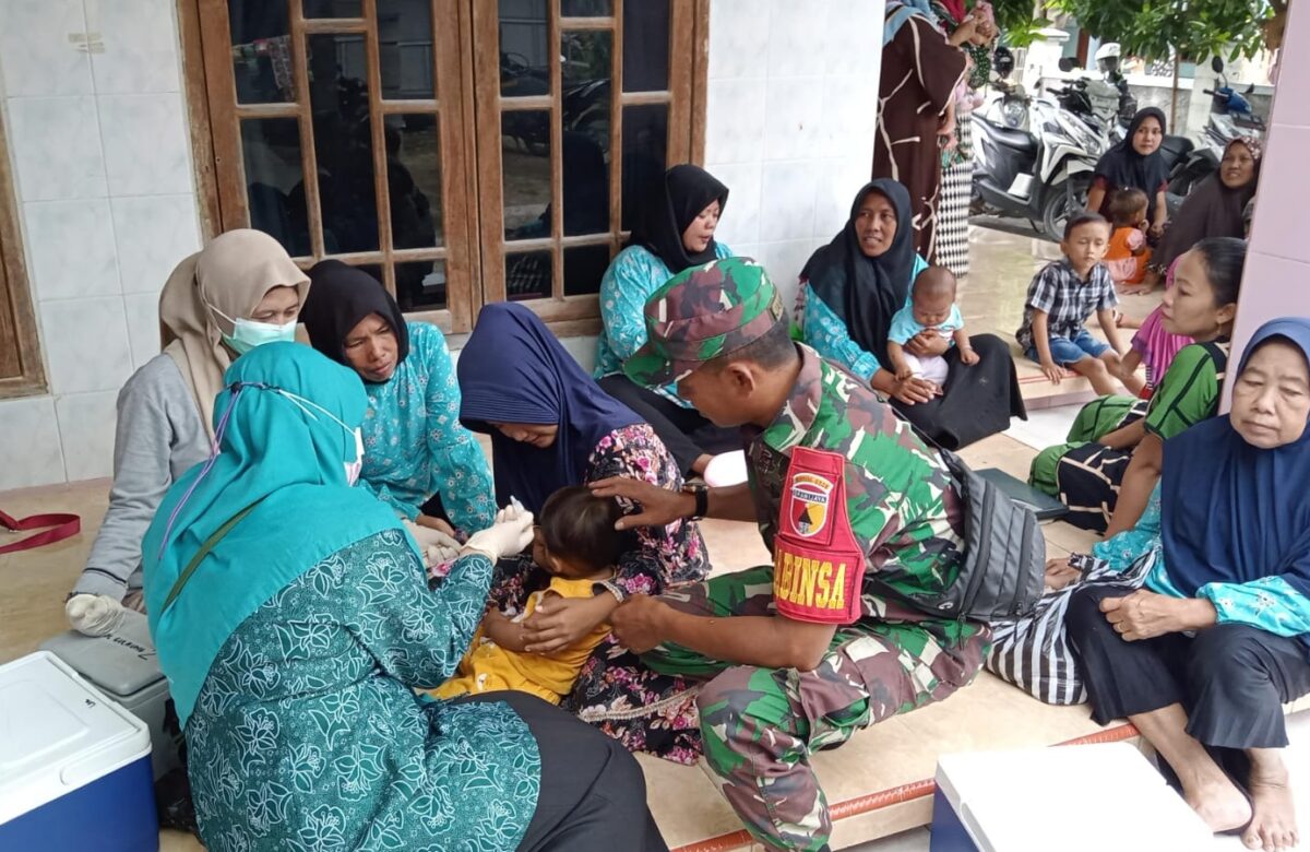 Babinsa Pangarengan Bersama Puskesmas Gencarkan Imunisasi Anak di Posyandu Mawar