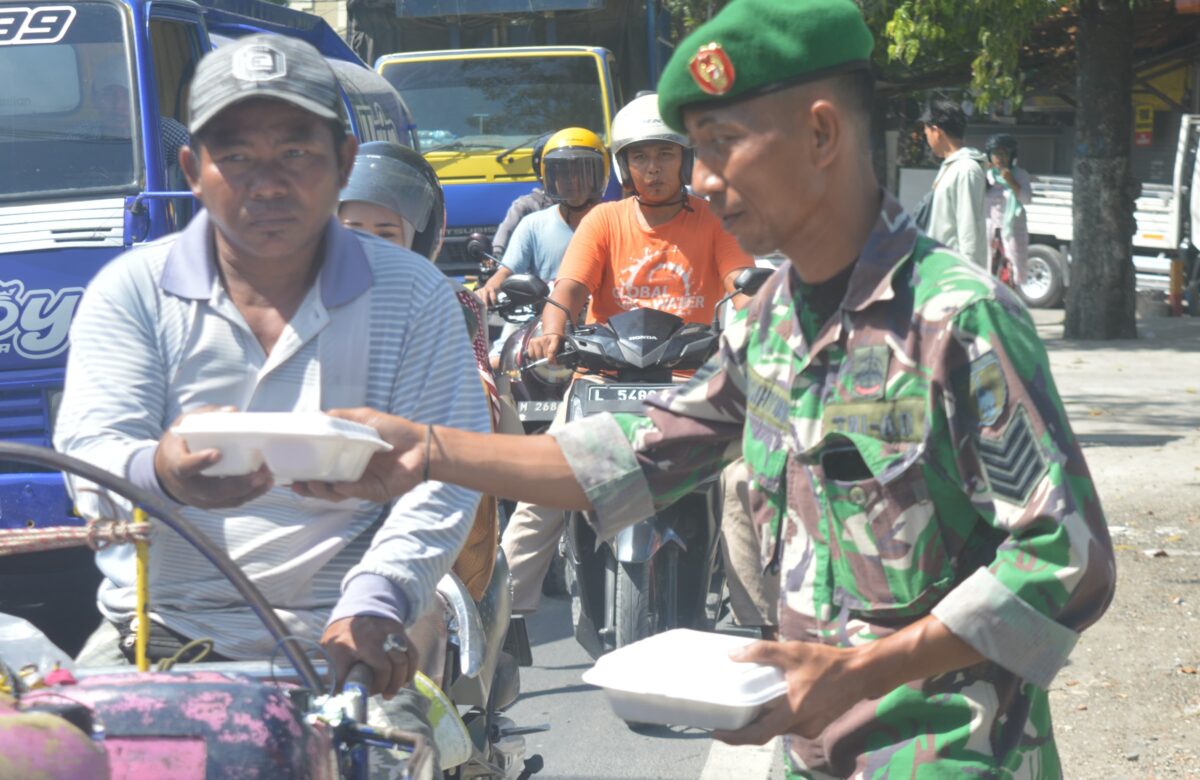Sarapan Sehat Jumat Berkah: Kodim Sampang Tebar Kebaikan, Ratusan Nasi Hangat di Pelabuhan Tanglok