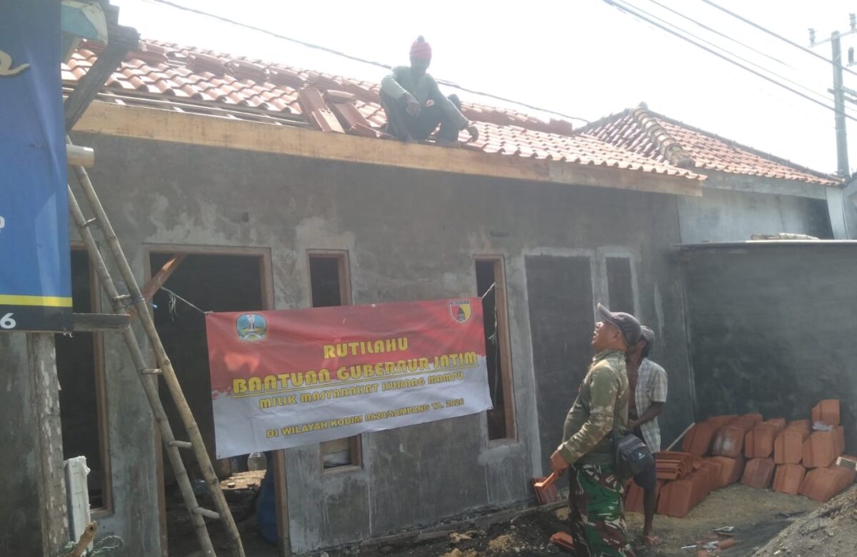 Babinsa Camplong dan Warga Kompak Pasang Genteng Rutilahu , Suasana Penuh Kebersamaan