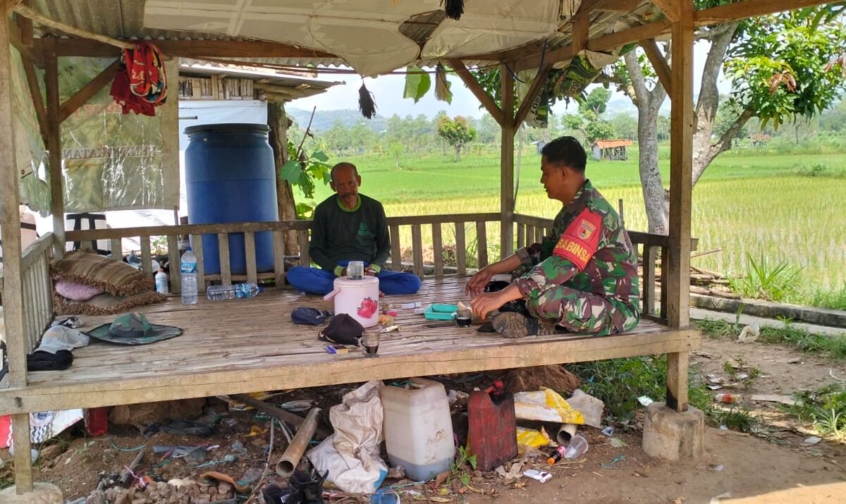 Babinsa Jatra Timur Jalin Kedekatan dengan Petani, Wujudkan Komunikasi Humanis di Tengah Masyarakat