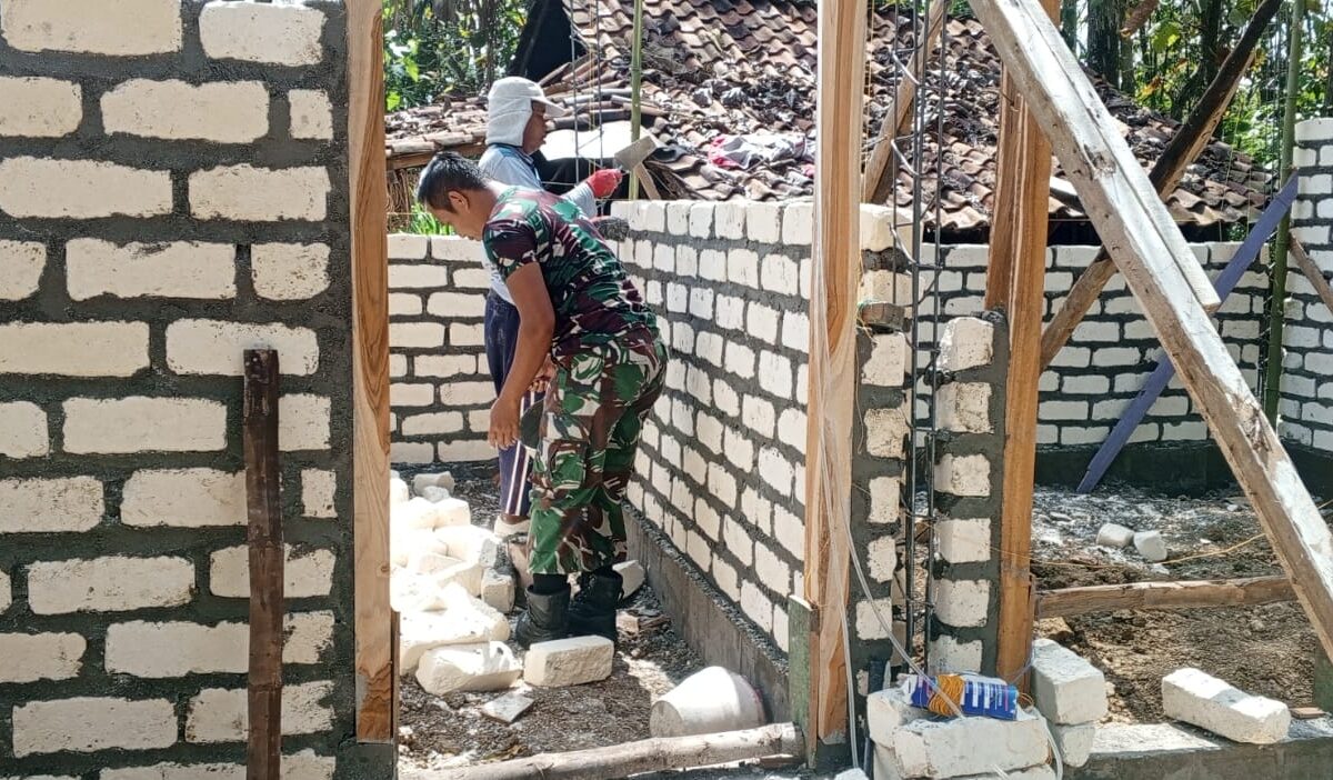 Hangatnya Kebersamaan di Onjur: Babinsa dan Warga Wujudkan Rumah Layak Huni