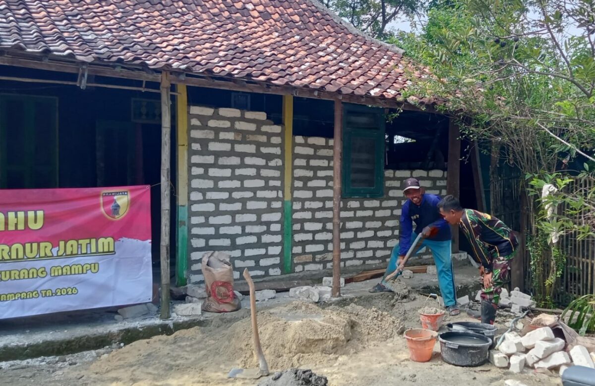 Babinsa Pangarengan Perbaikan Rutilahu Rumah Warga Kurang Mampu di Dusun Srapong