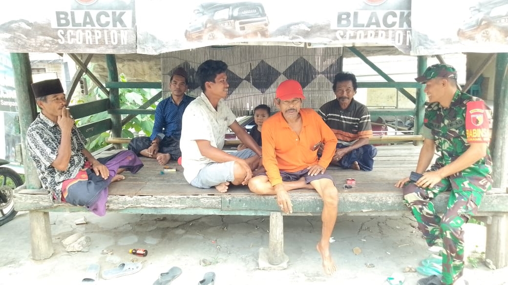 Babinsa Torjunan Ajak Warga Tetap Aktif Jaga Keamanan Lingkungan Melalui Poskamling