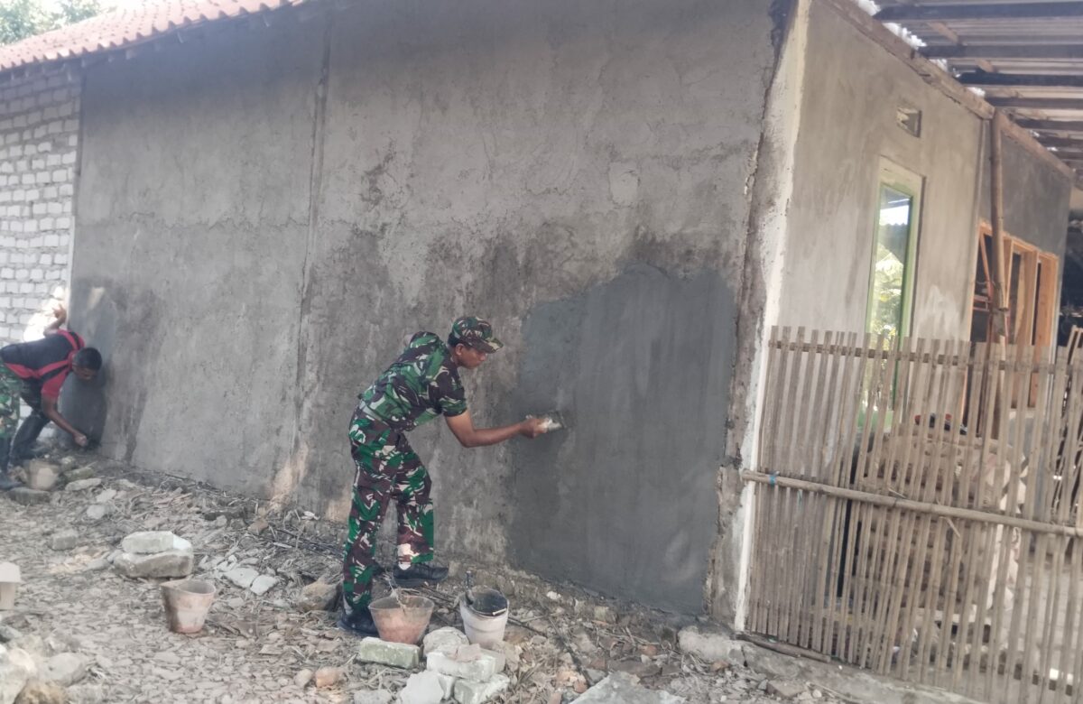 Sentuhan Tangan, Hangatkan Rumah Warga: Babinsa Torjun Lanjutkan Tahap Pengacian Rutilahu