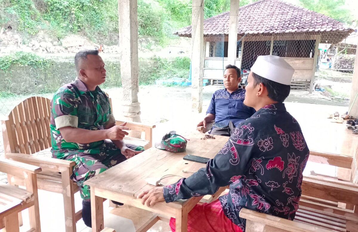 Babinsa Tambelangan Jalin Kedekatan dengan Warga Lewat Komsos di Desa Bringin