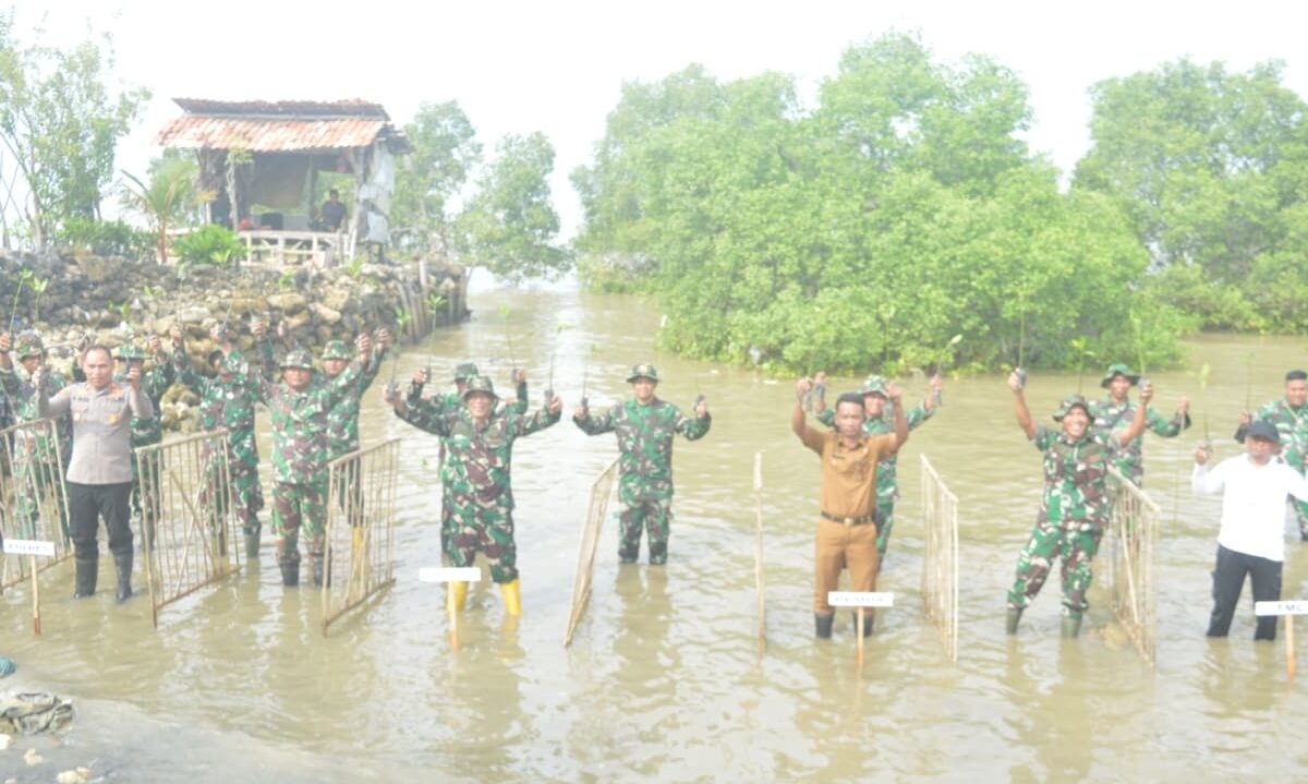 Kodim Sampang Gelar Penanaman Mangrove Serentak, Wujud Penguatan Binter Peduli Lingkungan Pesisir