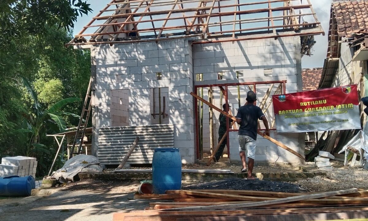 Babinsa Kedungdung Gotong Royong Pemasangan Kuda-Kuda Program Rutilahu di Desa Rabasan