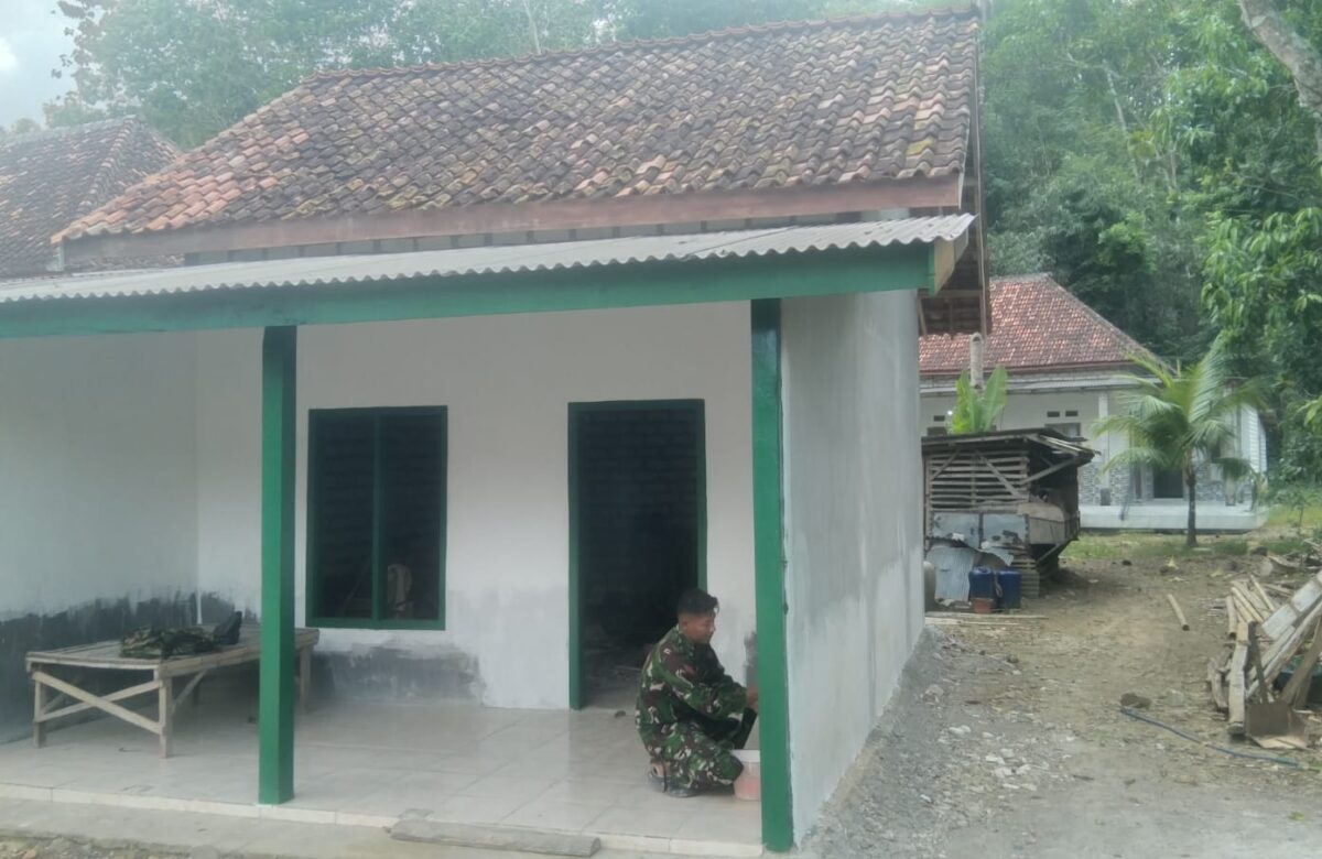 Warnai Harapan Baru, Babinsa dan Warga Lepelle Lanjutkan Pengecatan Tiang Rutilah