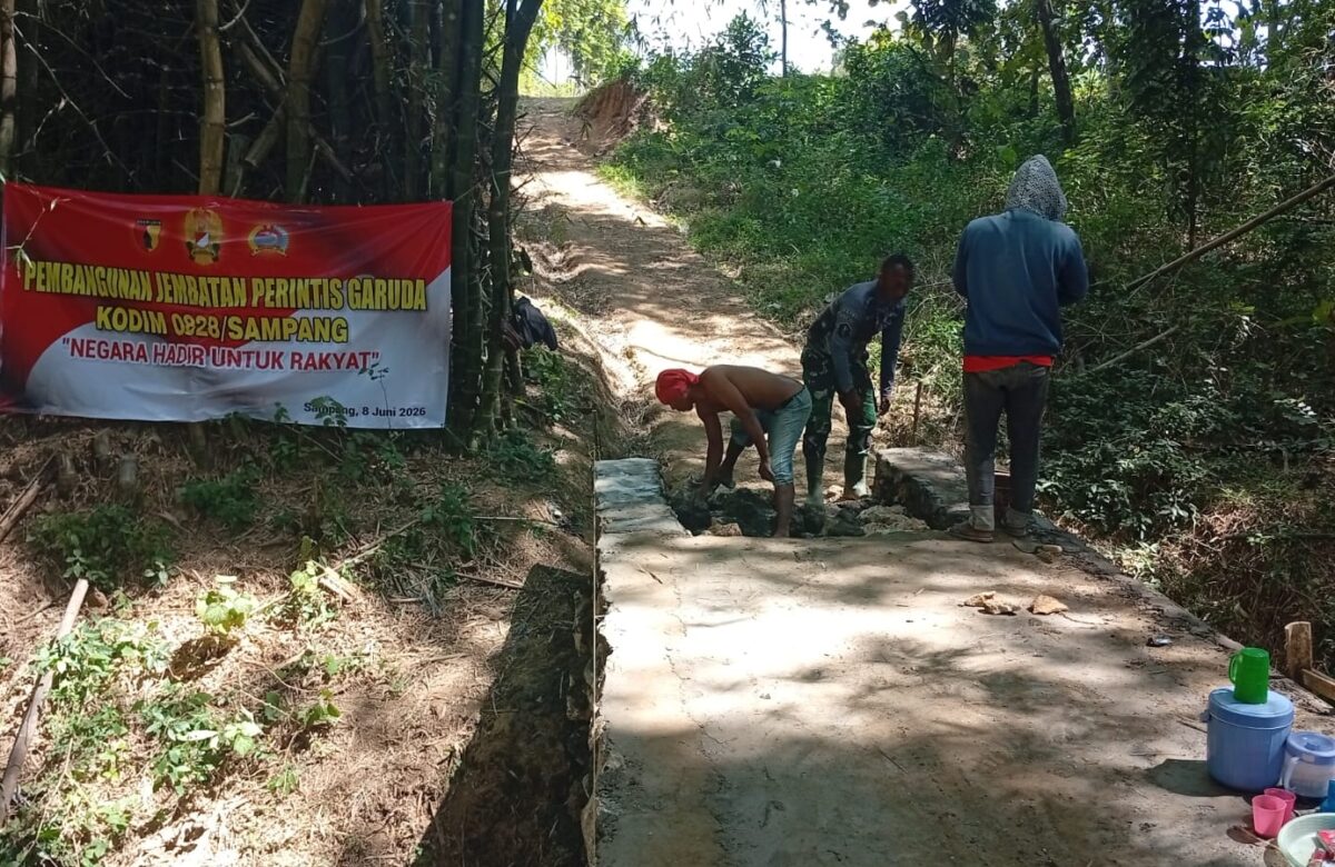 Babinsa dan Warga Karang Gayam Gotong Royong Kebut Pembangunan Jembatan Aramco