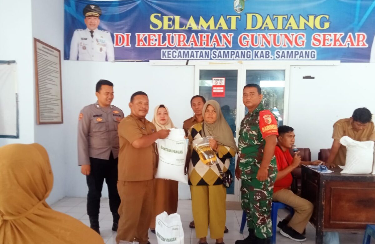 Babinsa Gunung Sekar Dampingi Penyaluran Bantuan Pangan Pemerintah, Pastikan Tepat Sasaran