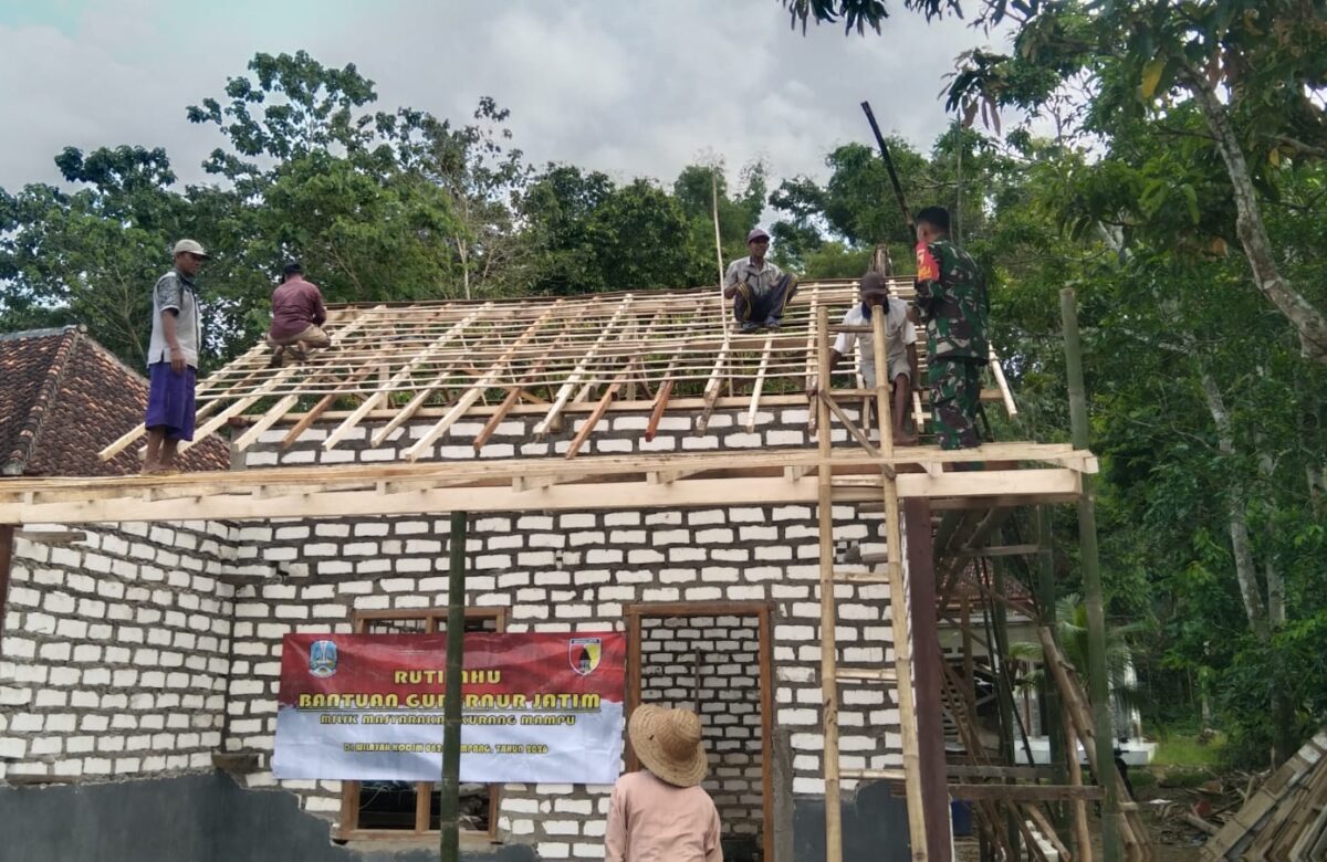 Gotong Royong di Lepelle, Babinsa dan Warga Bahu-Membahu Bangun Harapan Lewat Rutilahu