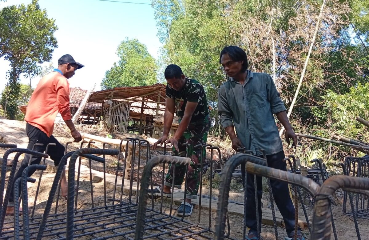 Gotong Royong Tak Surut, Warga dan Babinsa Kompak Percepat Pembangunan Jembatan Garuda