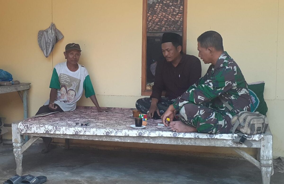 Babinsa Torjun Pererat Silaturahmi dengan Perangkat Desa dan Warga Tanah Merah Melalui Komsos