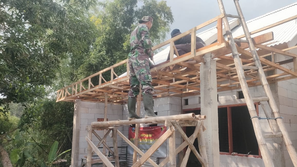 Dari Pondasi Teras Atap, Babinsa Kedungdung Gotong Royong, Terjalin Kuat Persaudaraan di Rutilahu
