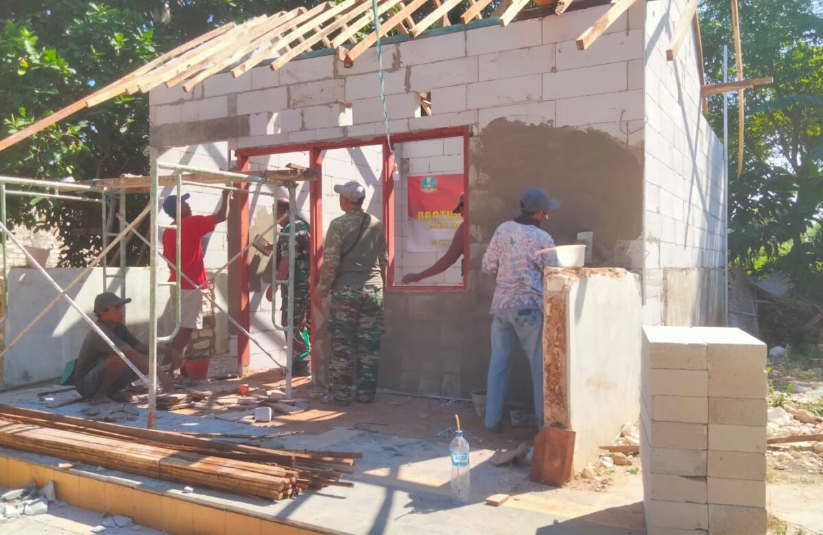 Serka Gunawan Bersama Warga Taddan Menghaluskan Dinding Rutilahu