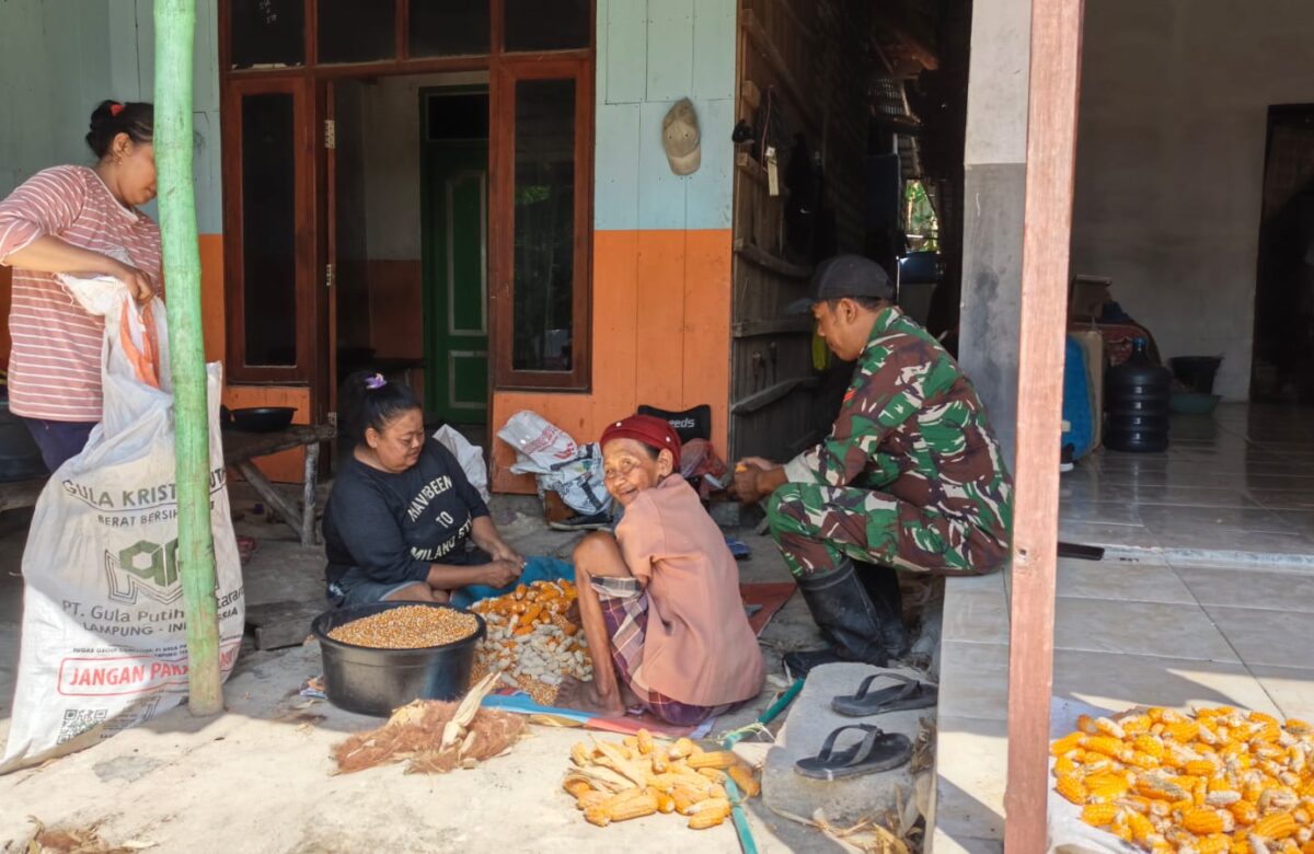 Babinsa Pangarengan Hadir Menumbuhkan Semangat Gotong Royong di Dusun Dena