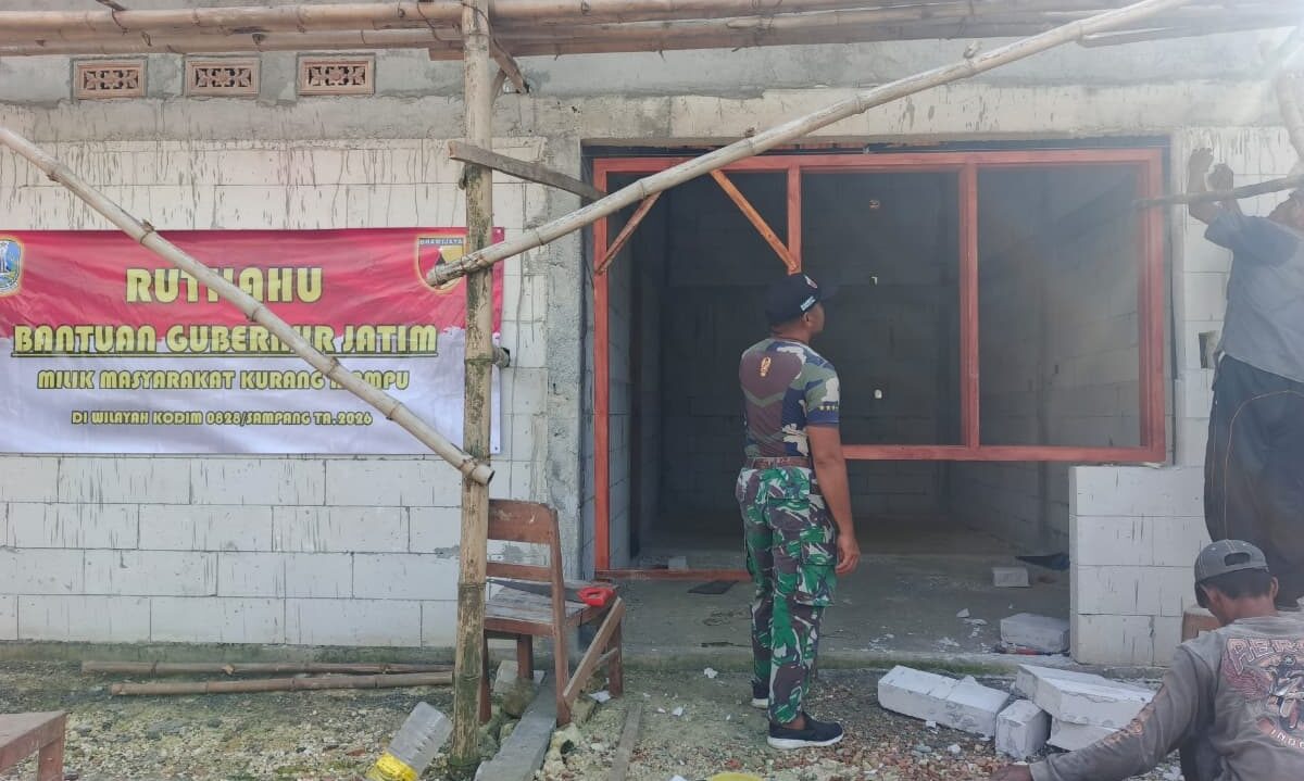 Dengan Senyum dan Gotong Royong, Koptu Gafur Bantu Wujudkan Rumah Layak Huni untuk Warga Torjun