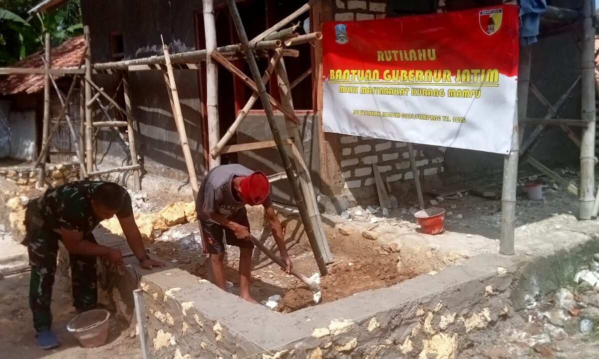 Semangat Tak Pernah Luntur, Babinsa dan Warga di Rumah Pak Rois dengan Penuh Keceriaan
