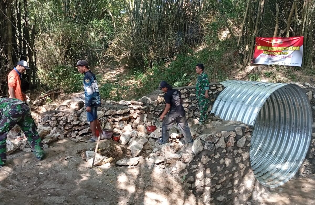 Babinsa dan Warga Karang Gayam Gotong Royong Pasang Steel Pipe Jembatan Perintis Garuda