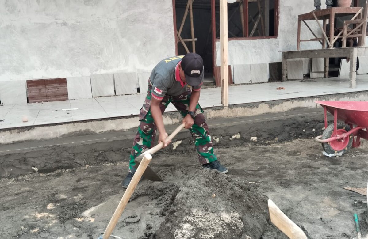 Babinsa Gotong Royong Pasang Keramik Teras Rumah Warga Rutilahu di Bringin Nonggal