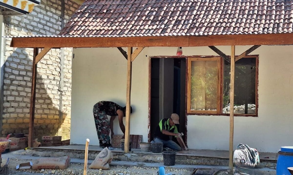 Rumah Layak, Hidup Lebih Bermakna: Babinsa Hadir untuk Warga Batu Poro Timur di Rutilahu