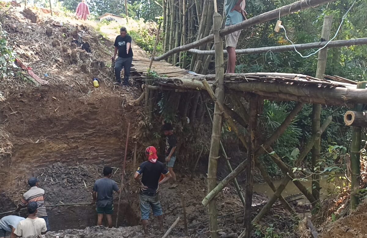 Banyak Warga Yang Turun, Bersama Babinsa Terus Kebut Pembangunan Jembatan Garuda