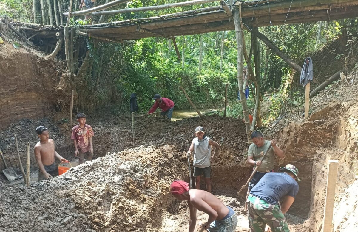 Menyatukan Akses dan Harapan, Babinsa Bersama Warga Kebut Pengurukan Jembatan Garuda