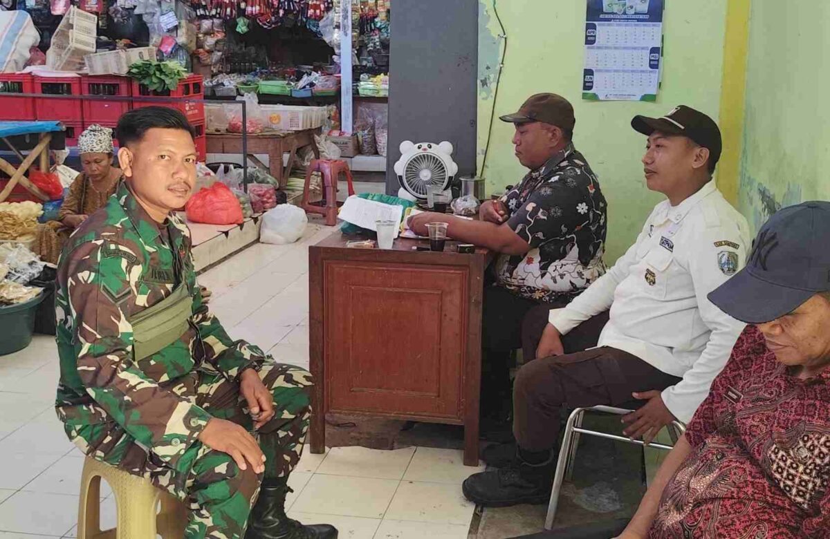 Babinsa Hadir di Tengah Aktivitas Pasar, Pererat Silaturahmi Bersama Masyarakat Rongtengah
