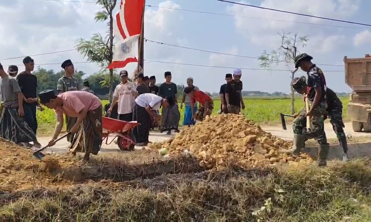 Satu Tekad, Satu Langkah: TNI dan Warga Bangun Jalan Harapan di TMMD Sampang