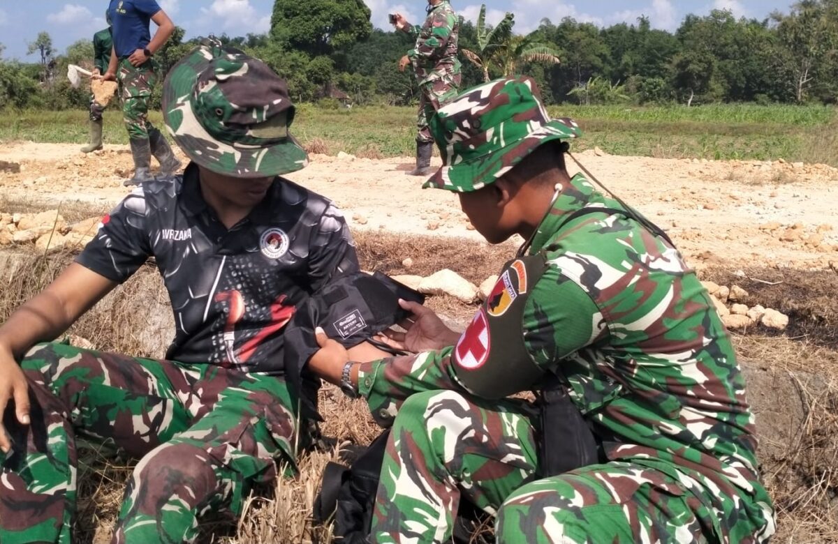 Jaga Kondisi Tetap Prima, Tim Kesehatan TMMD 129 Sampang Rutin Periksa Kesehatan Satgas di Lokasi