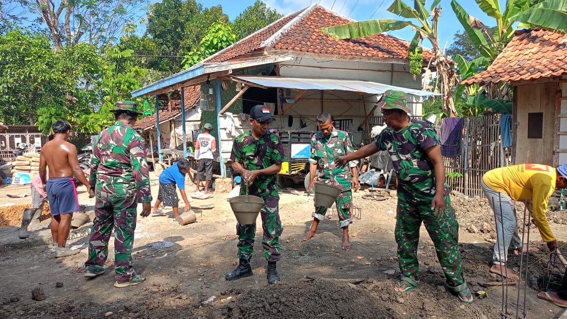 Pondasi Kokoh Bergotong Royong Babinsa dan Warga Omben Wujudkan Rumah Layak Huni untuk Rakyat