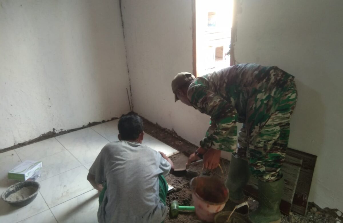 Kebersamaan Satukan Langkah, Satgas TMMD ke-129 Sampang dan Warga Percepat Rehab RTLH Milik Pak Hasan