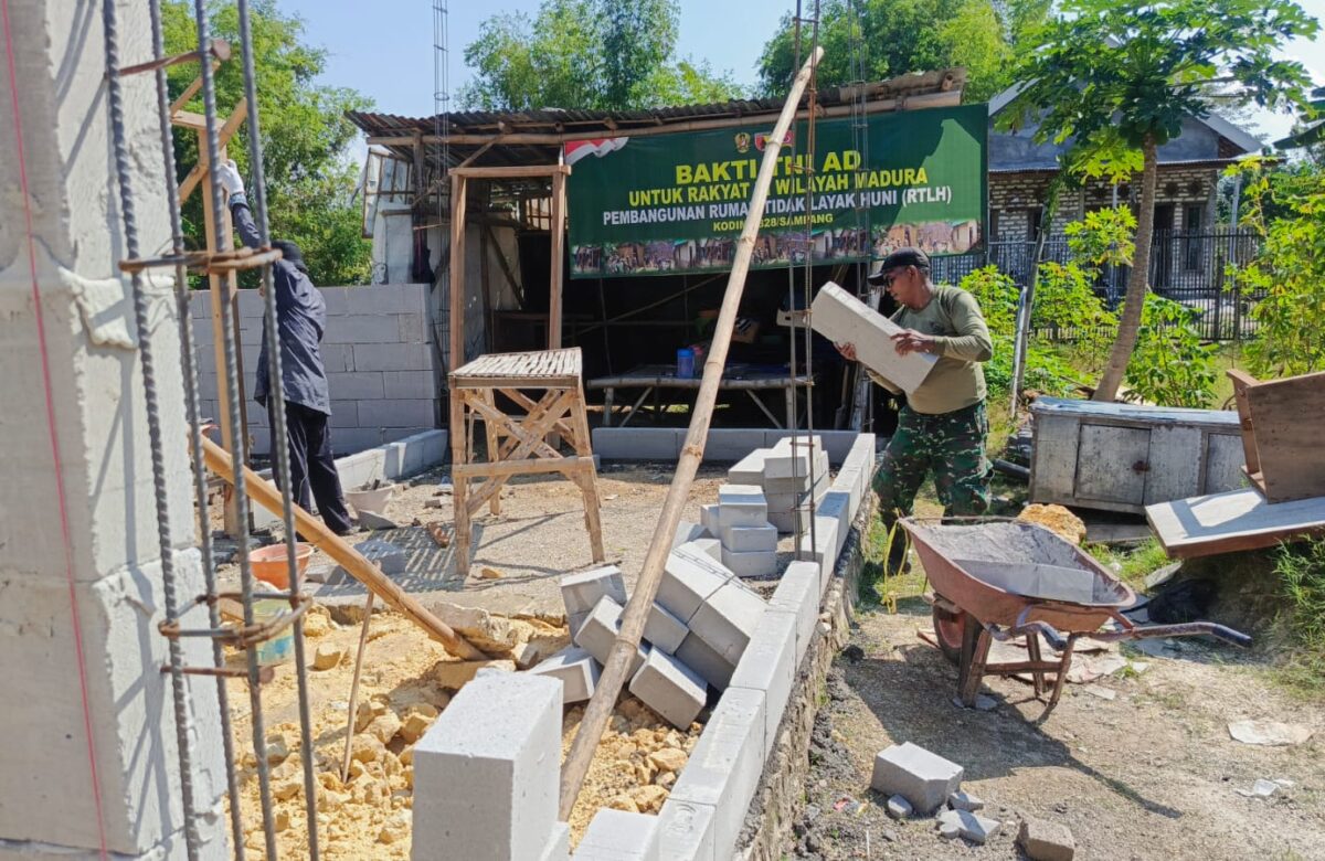 Terik Tak Menyurutkan Semangat, Babinsa dan Warga Bahu-Membahu Wujudkan Rumah Manis Ibu Maisunah