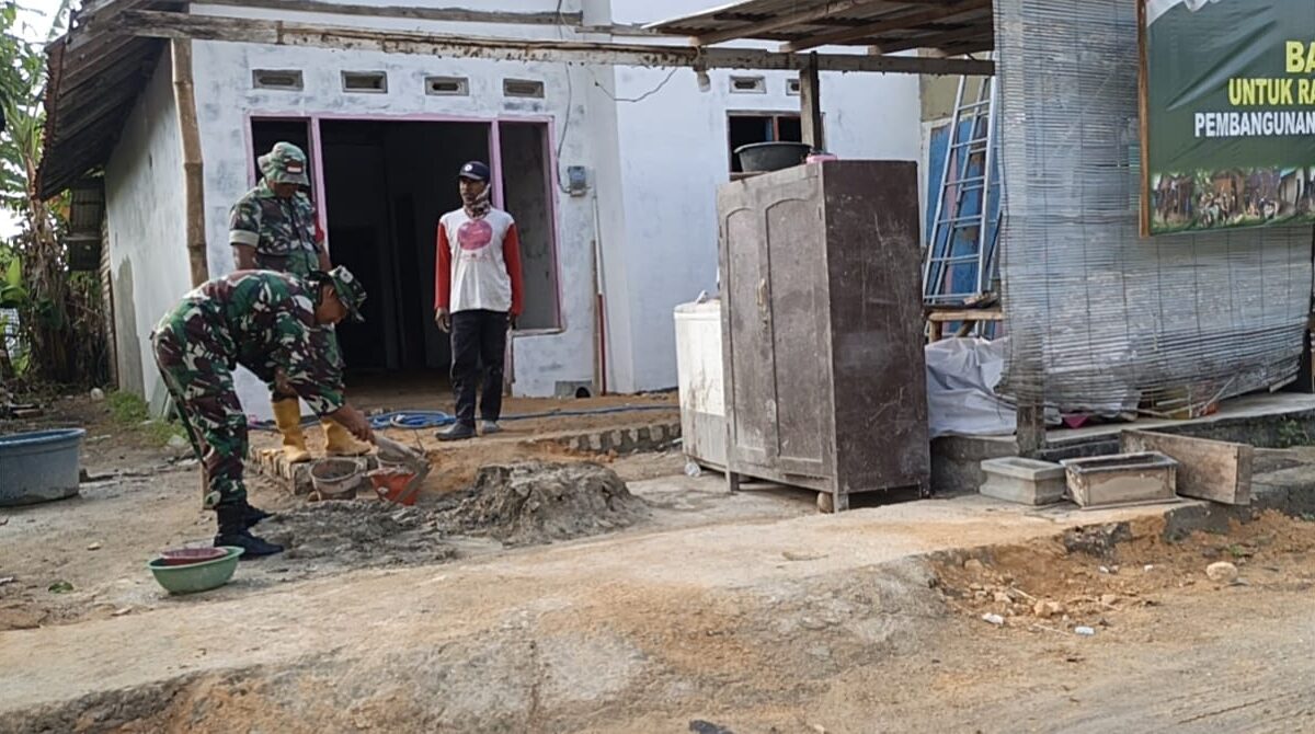 Gotong Royong Tanpa Henti, Babinsa Sampang Wujudkan Rumah Layak Huni untuk Ibu Siti Musrifah