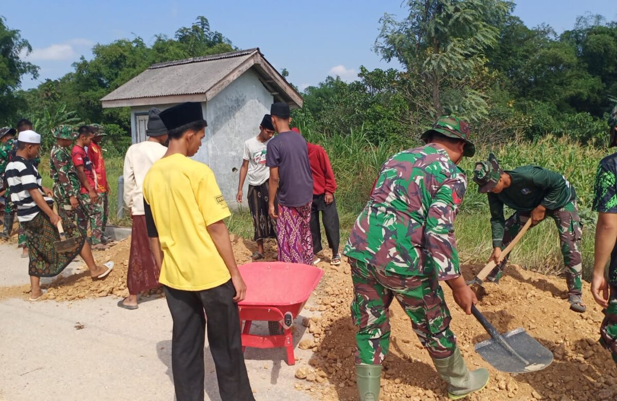 Semangat Warga Tak Surut, Satgas TMMD ke-129 Lanjutkan Perataan Jalan Rabat Beton di Desa Panyepen