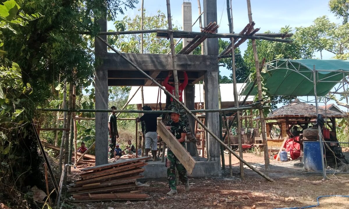 Satgas TMMD Sampang Dirikan Kolom Lantai Tiga Tandon Air Demi Harapan Warga Panyepen