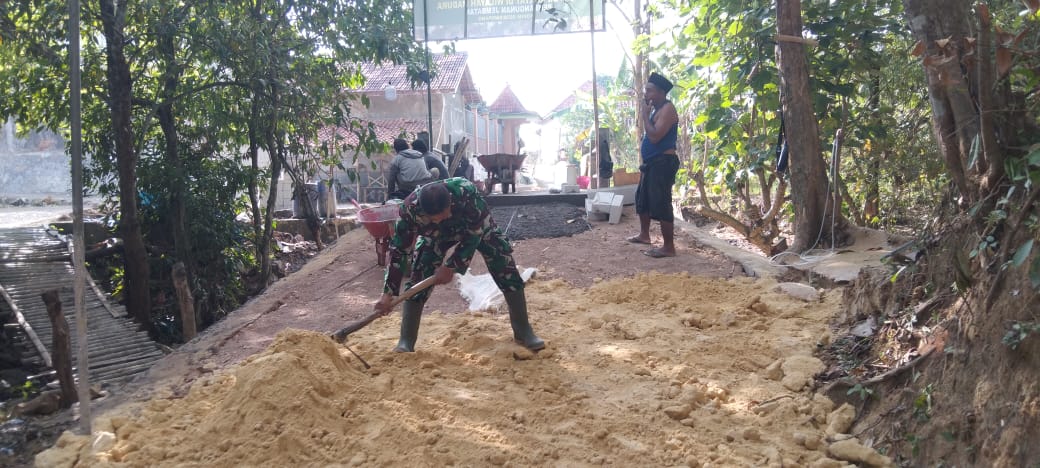Semangat Gotong Royong Mengalir, Pengurukan Lantai Jembatan Rapa Daya Terus Berjalan