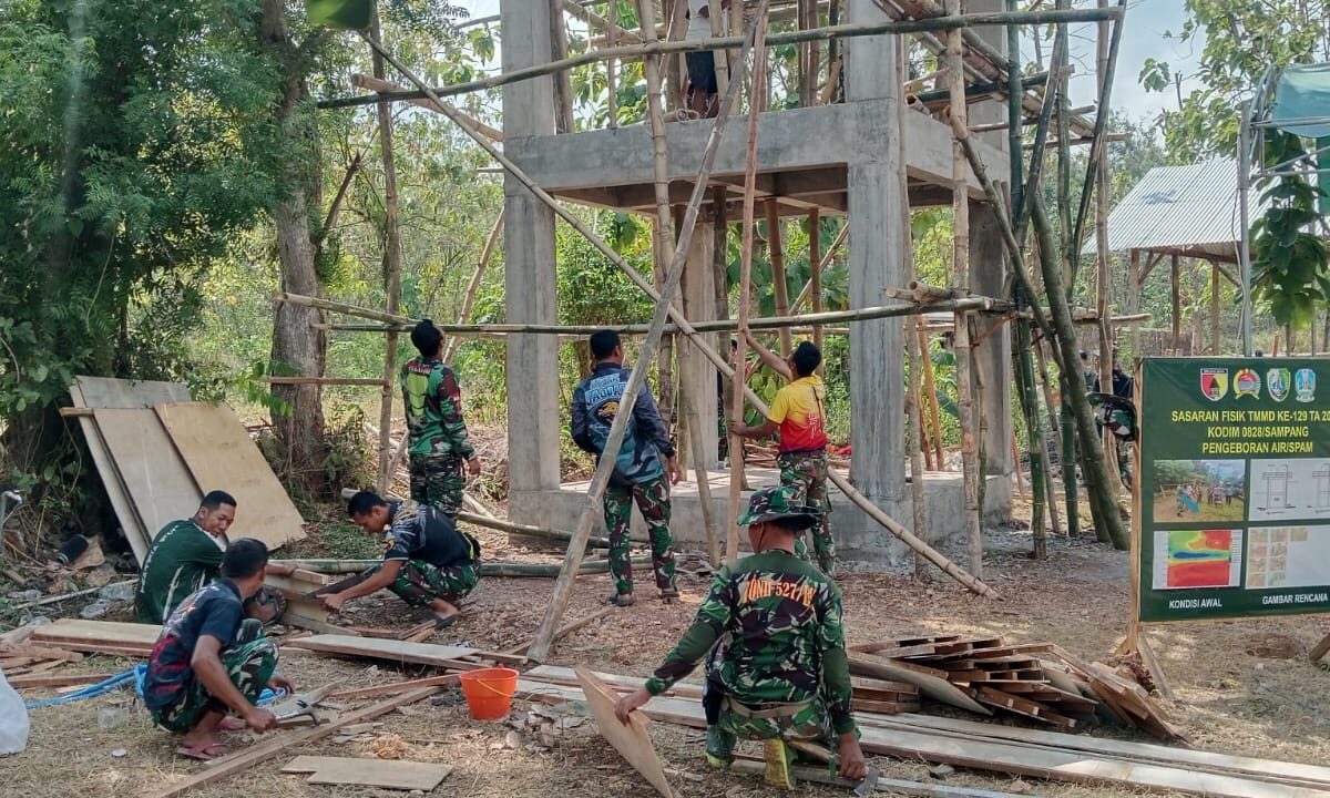 Kolom Besi Tandon Tegak, Aksi Satgas TMMD Sampang Dapat Apresiasi dari Rakyat di Panyepen 