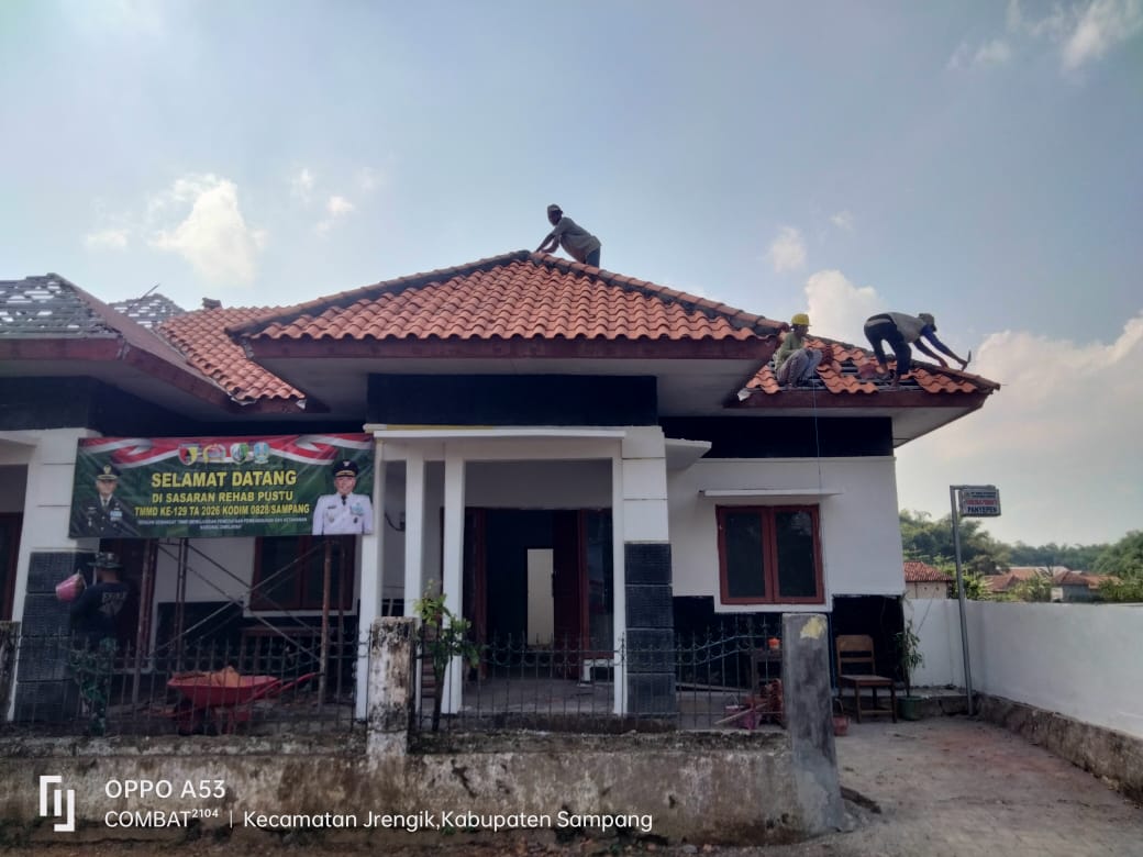 Genteng Pustu Terpasang Rapi, Harapan Sehat Warga Panyepen Kian Menguat Bersama TMMD ke-129