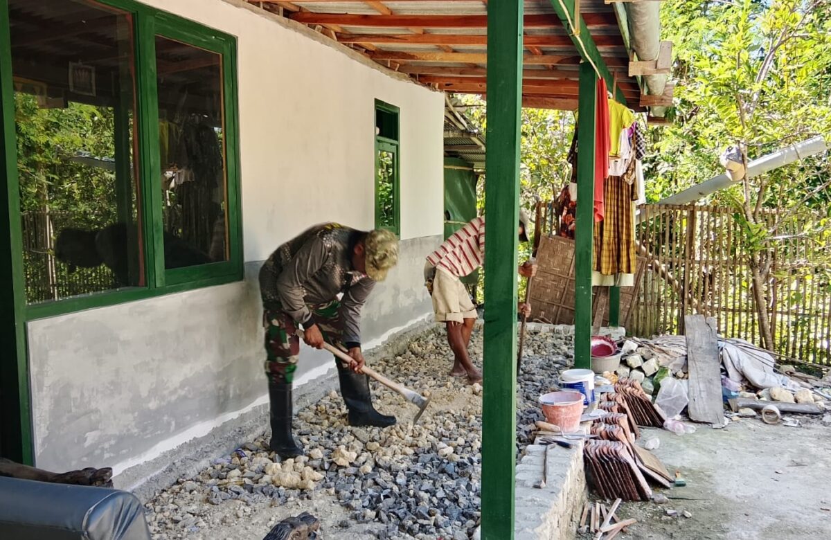 Babinsa Pangarengan Bersama Warga Gotong Royong Percantik Rutilahu di Gulbung