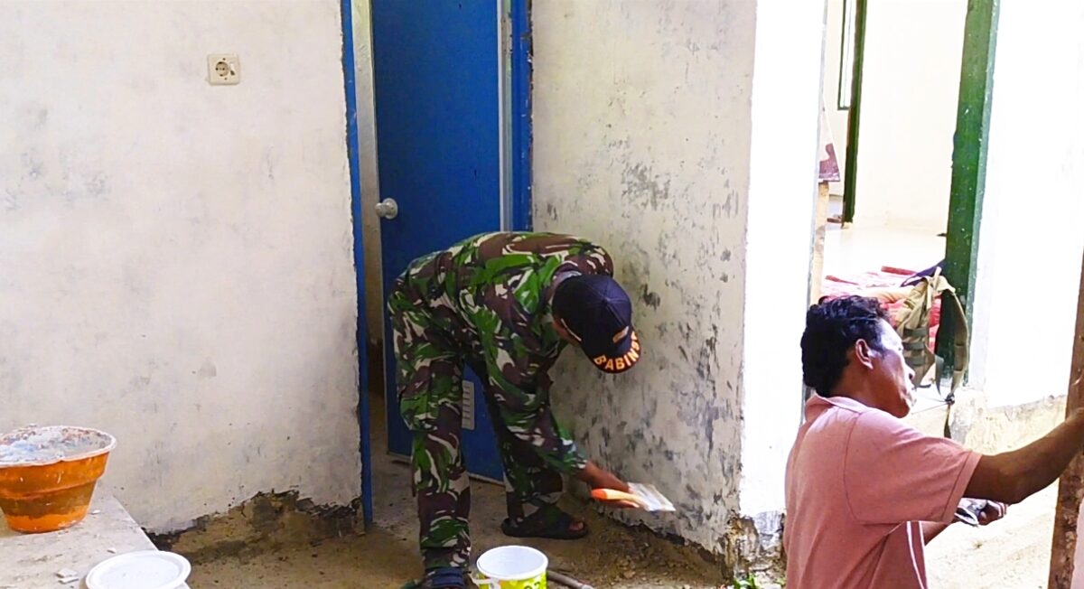 Bakti TNI AD Pupuk Pembangunan dan Gotong Royong Warga Wujudkan Rumah Layak Huni di Sampang