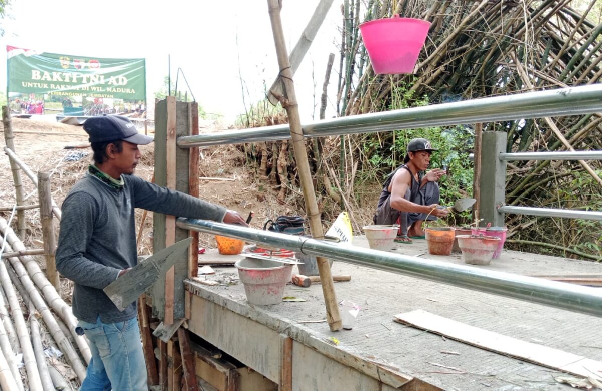 Acian Pagar Tergelar Semangat Persatuan di Torjun, TNI Gotong Royong Pembangunan Jembatan