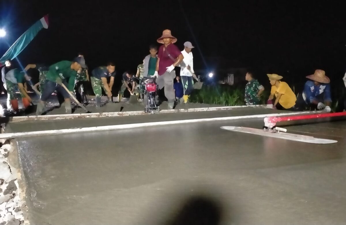 Lembur Demi Jalan Impian, Satgas TMMD dan Warga Panyepen Cor Beton Bersama hingga Malam Hari
