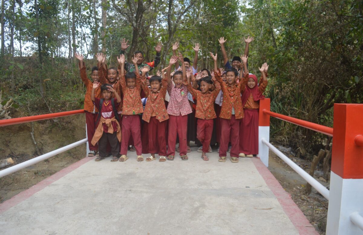 Jembatan Rampung Anak Sekolah dan Warga Ampenang Bersorak Gembira Bahagia Bersama TNI